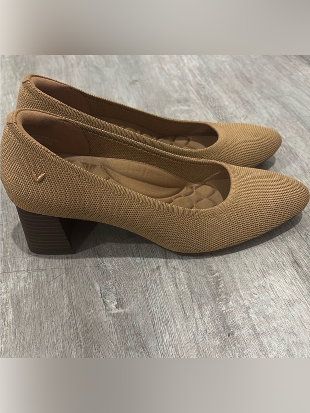 NWOT Vivaia Tan Knit Pumps Block Heel Pump NEVER WORN Perfect So Comfy Classic!